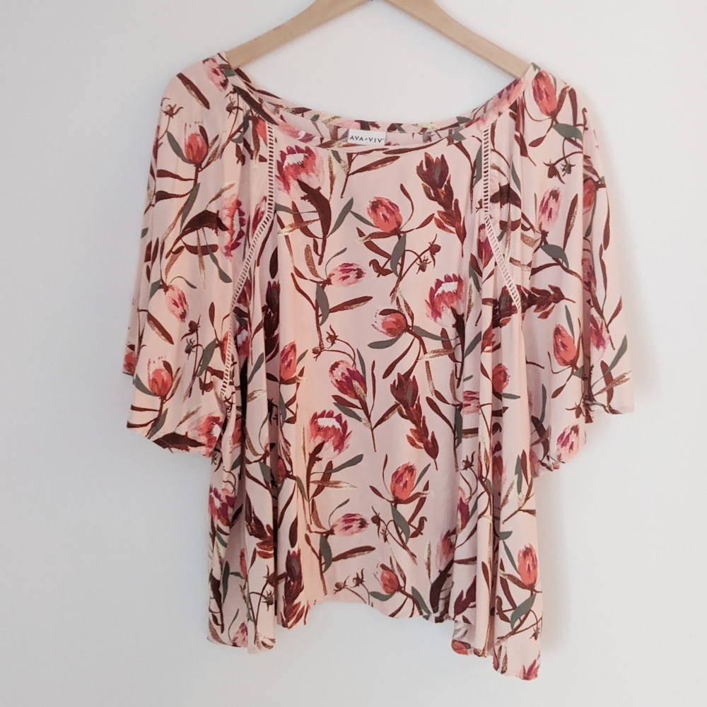 Ava & Viv. Size 2X. Floral short sleeve blouse